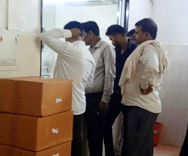 एक अस्पताल के मेडिकल पर दवा लेते मरीज  (1)
